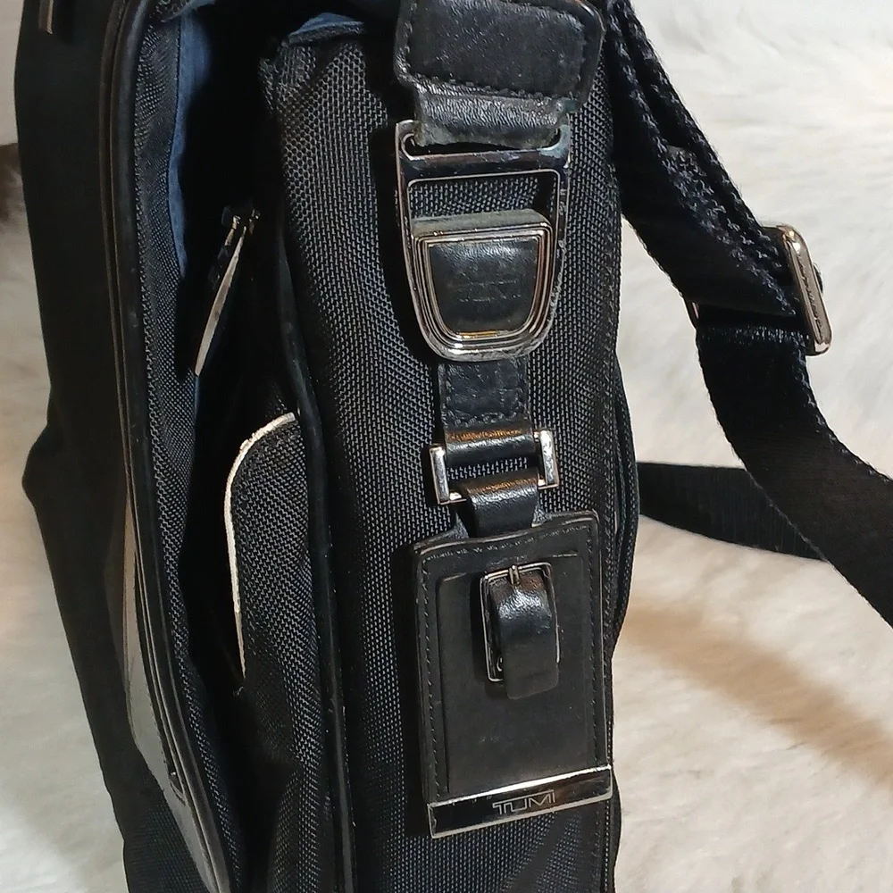 Tumi Arrive Black Messenger Bag Unisex